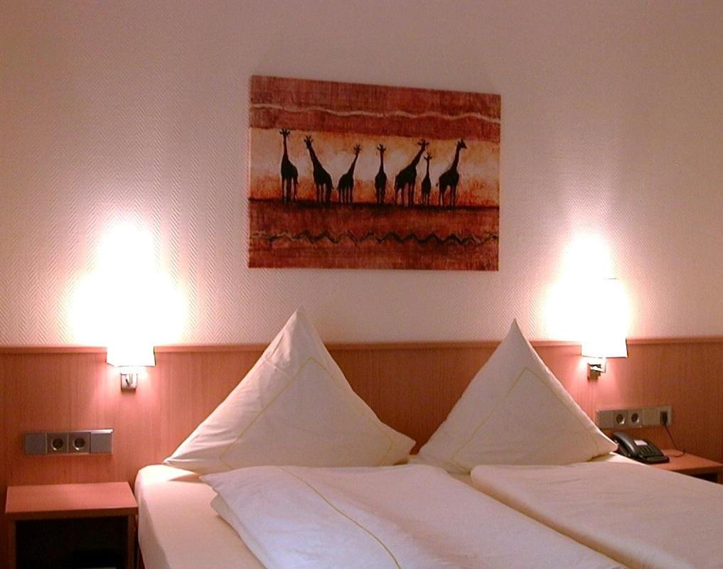 Hotel Lindenkrug ギュータースロー エクステリア 写真