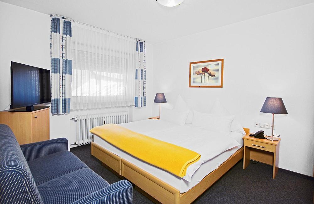 Hotel Lindenkrug ギュータースロー エクステリア 写真