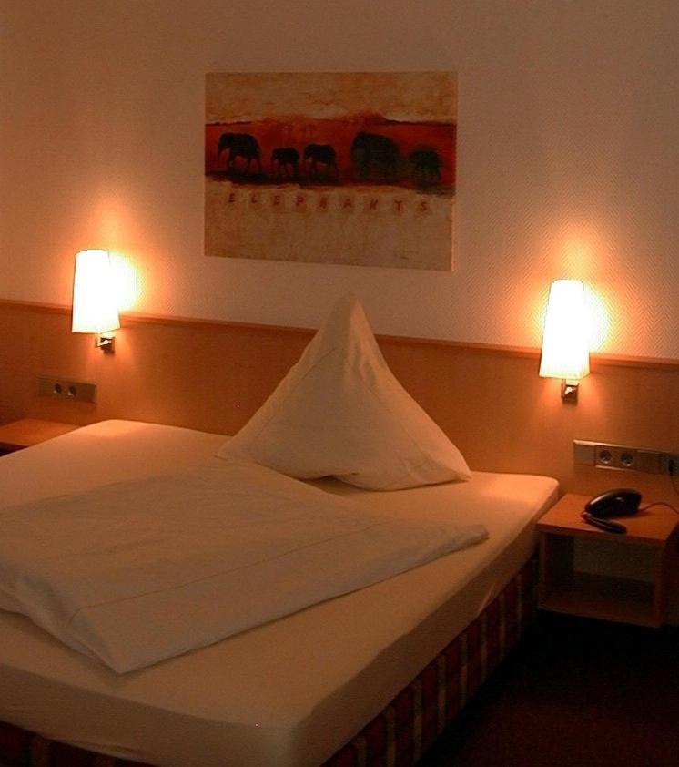 Hotel Lindenkrug ギュータースロー エクステリア 写真