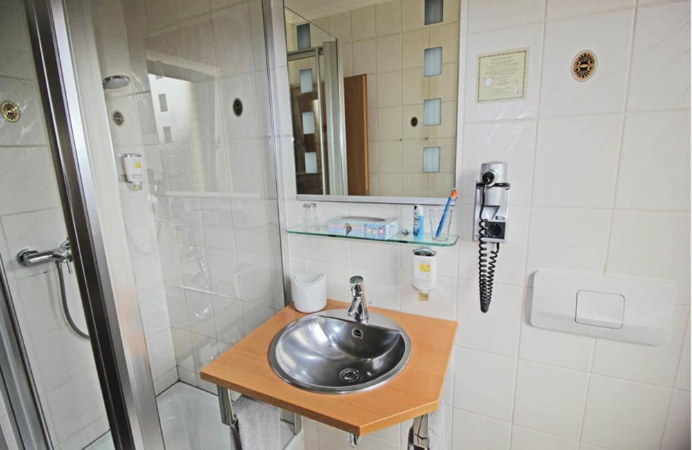 Hotel Lindenkrug ギュータースロー 部屋 写真