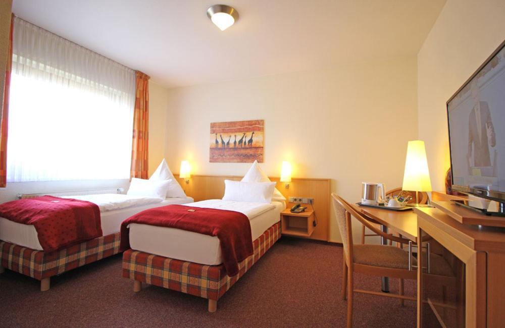 Hotel Lindenkrug ギュータースロー エクステリア 写真