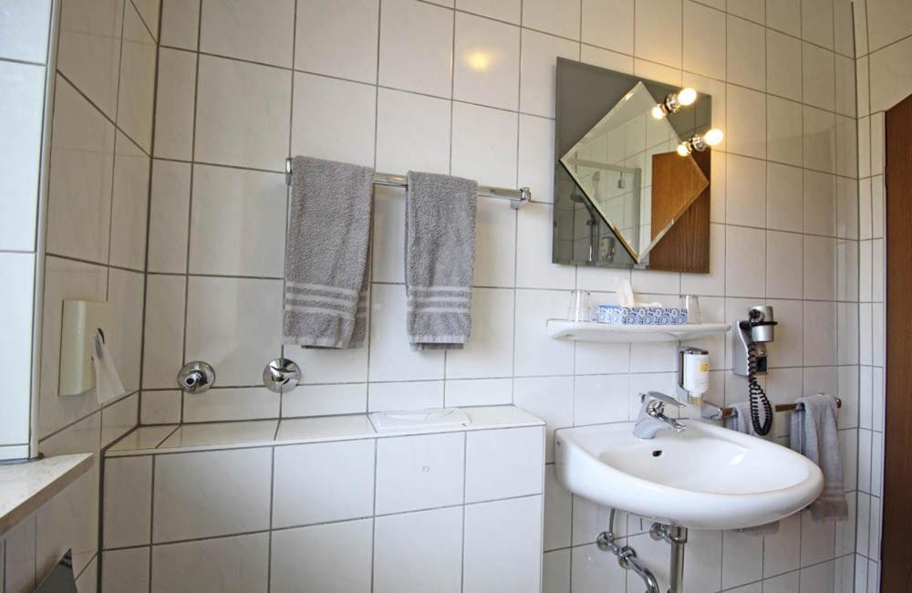 Hotel Lindenkrug ギュータースロー エクステリア 写真